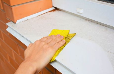 okna, mycie parapetu