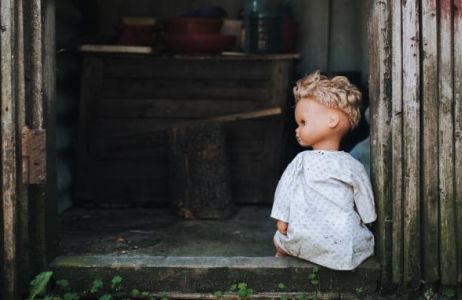 lalka-w-drzwiach-2390186