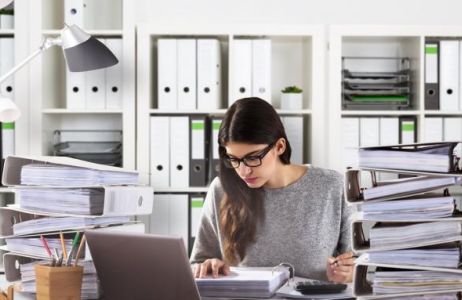 praca-za-biurkiem-2387096