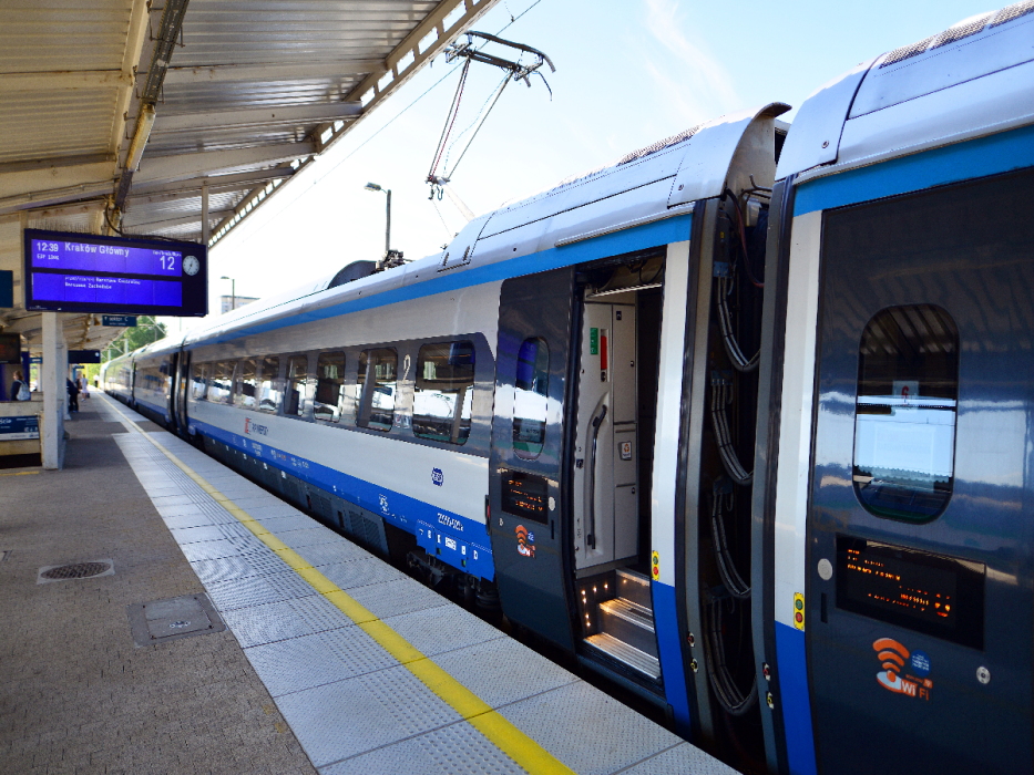 Pociąg PKP Intercity na dworcu w Krakowie.