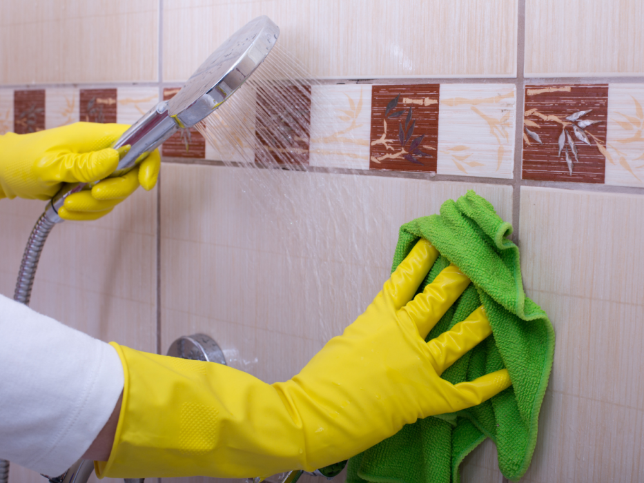 jak wymyć płytki w łazience