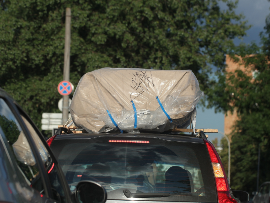 transport paczki na dachu