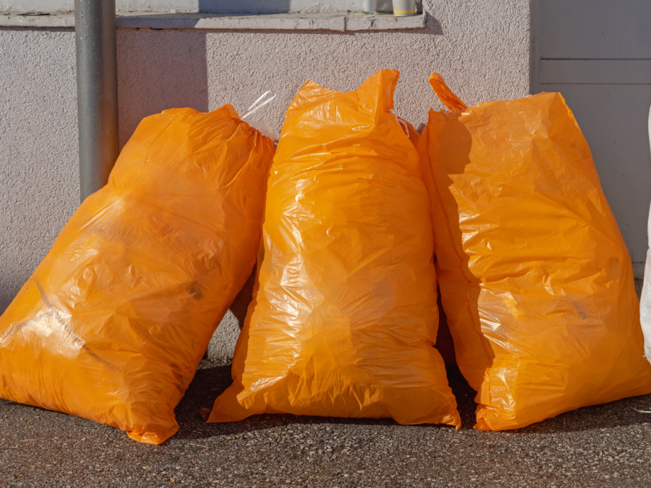 pomarańczowe worki na śmieci