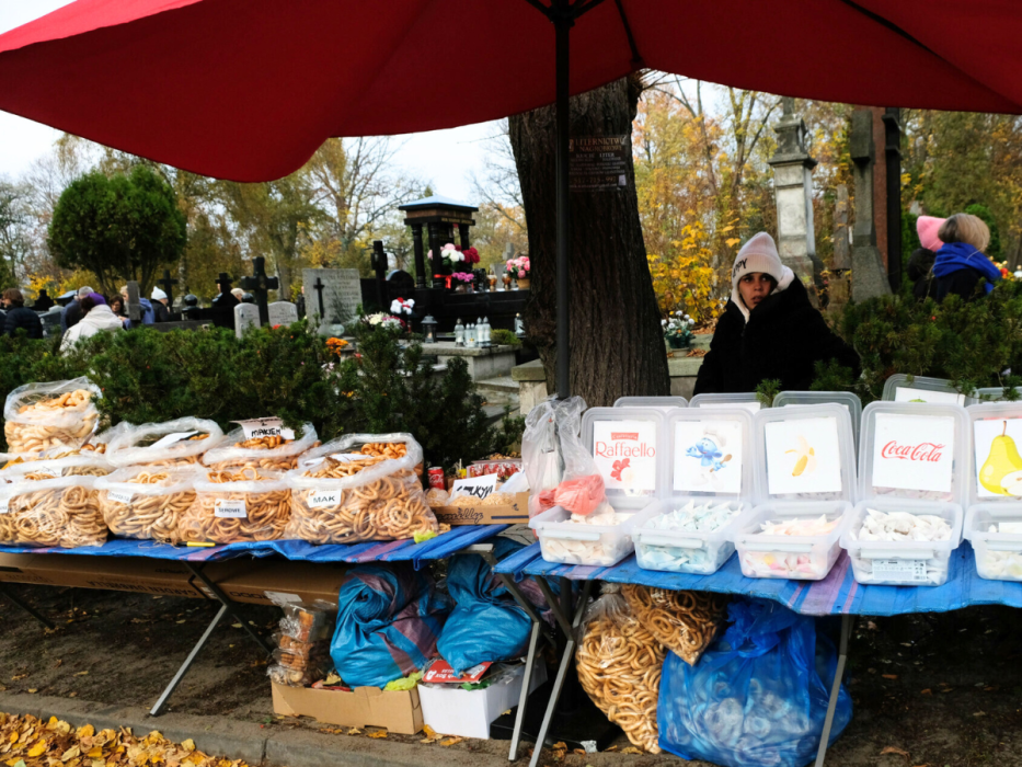 cmentarz, stragan, słodycze sprzedawane na Wszystkich Świętych