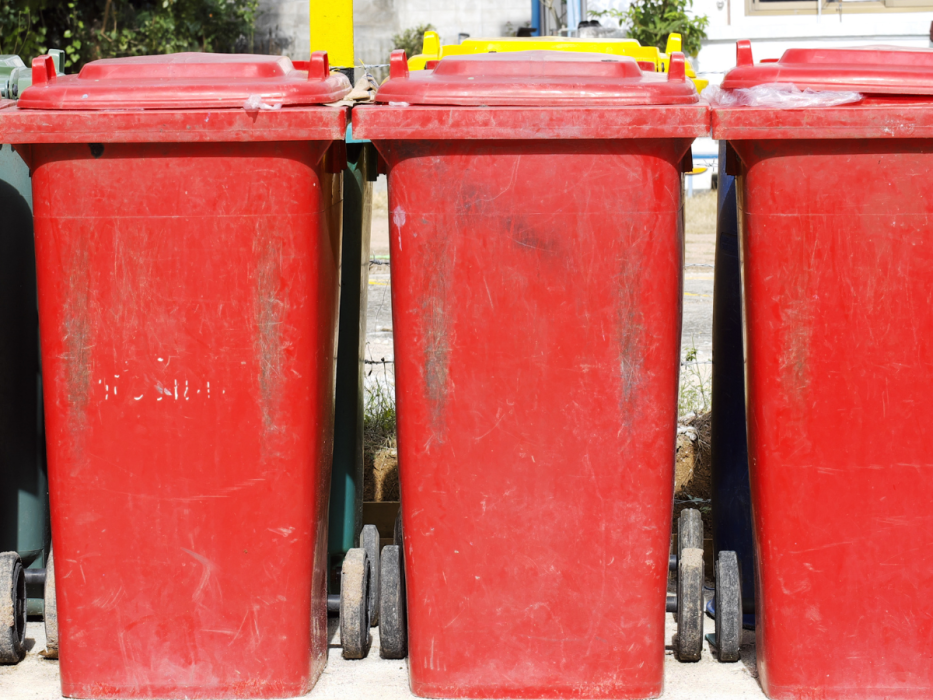 czerwone kosze na śmieci