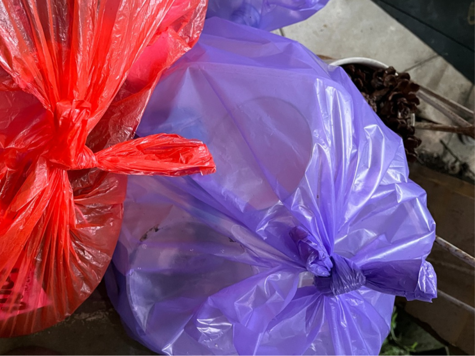 fioletowe worki na śmieci