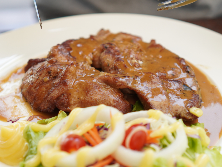 schab w sosie cebulowym, obiad