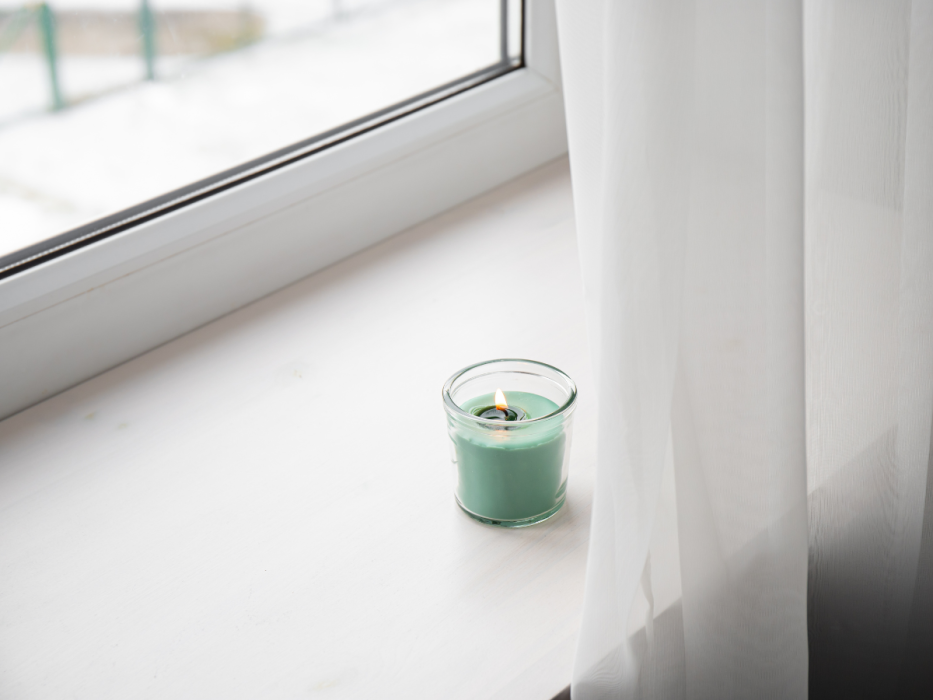 świeczka parapet okno