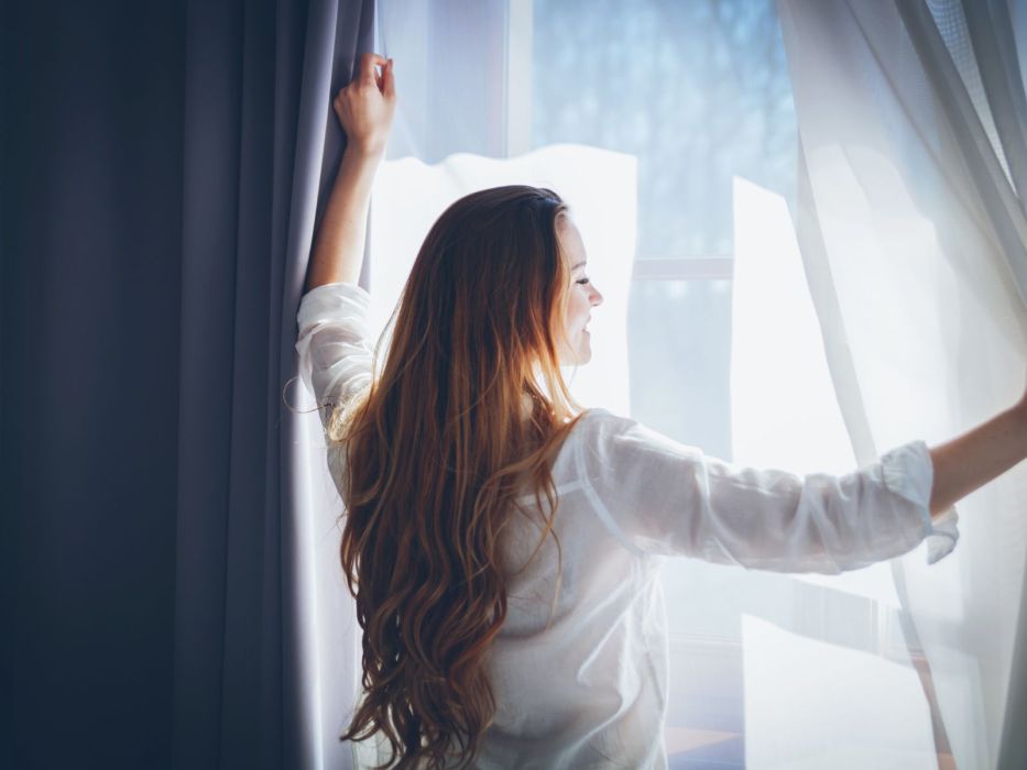 Kobieta przy oknie