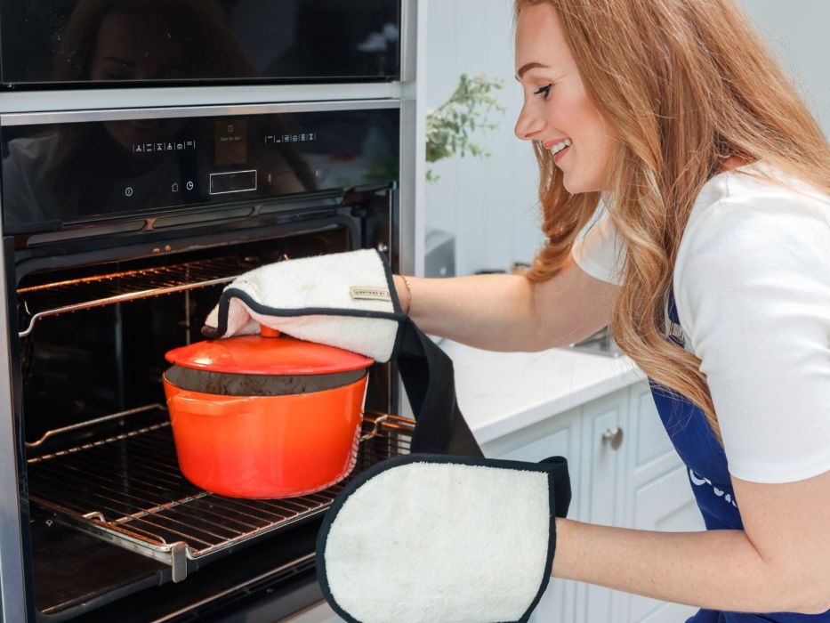 Kobieta przy piekarniku