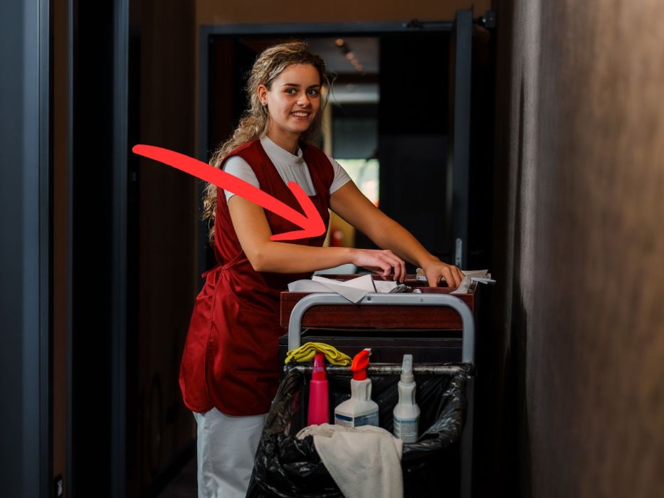 Pani sprzątająca w hotelu