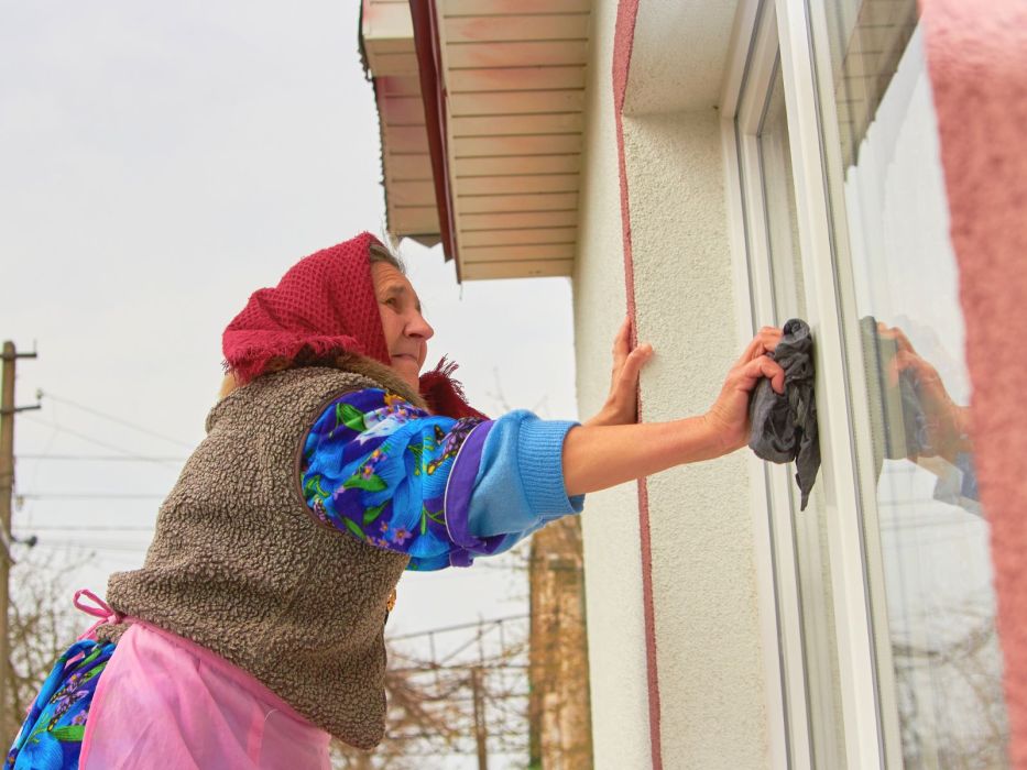 kobieta myje okna po zimie