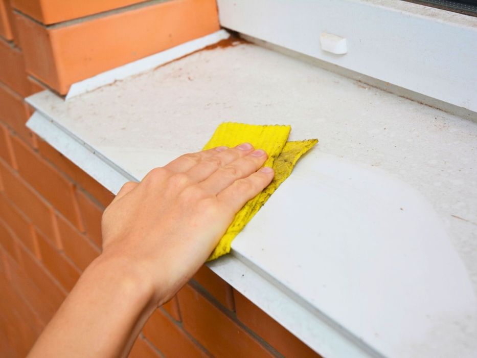 okna, mycie parapetu