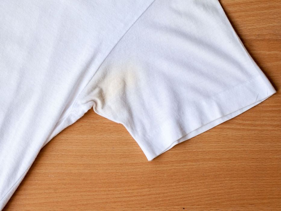 żółte plamy pod pachami