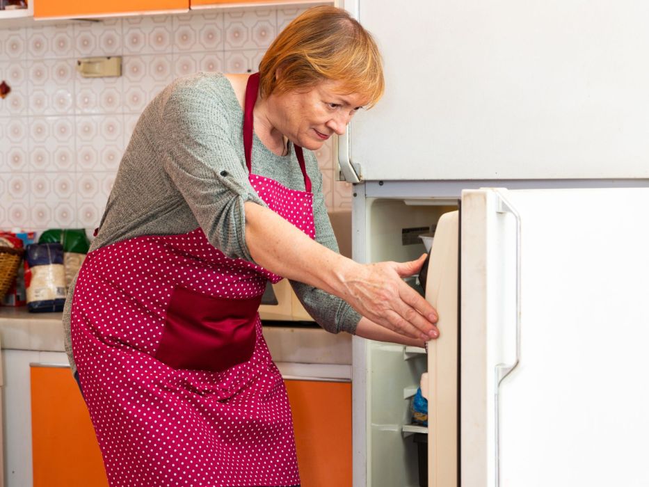 kobieta otwiera lodówkę