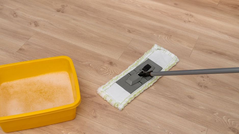 mycie podłogi domowy sposób