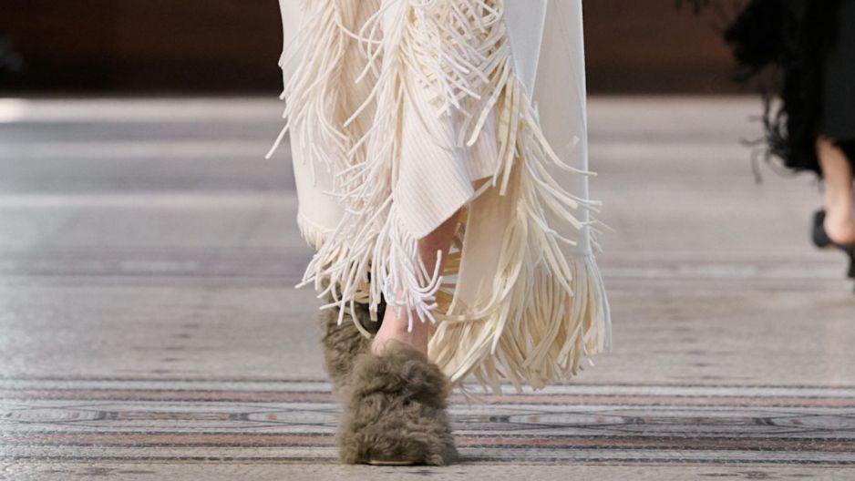 Cieplutkie kapciuszki „furry” z H&M