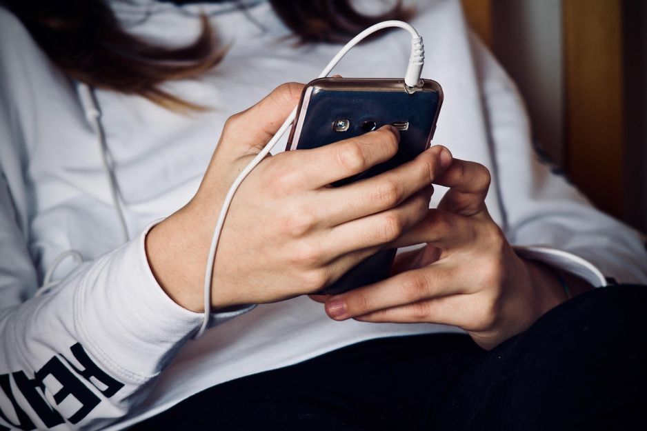 Ciągle trzymasz nos w telefonie? Nie potrafisz żyć bez małego ekranu? Sprawdź, czy masz z tym problem [PSYCHOTEST]
