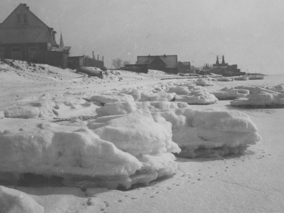 Widok ogólny miejscowości Kuźnica wraz z zatoką Pucką zimą, 1918-1939