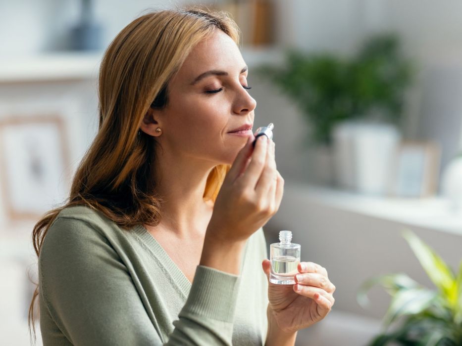 Kobita wącha olejek eteryczny