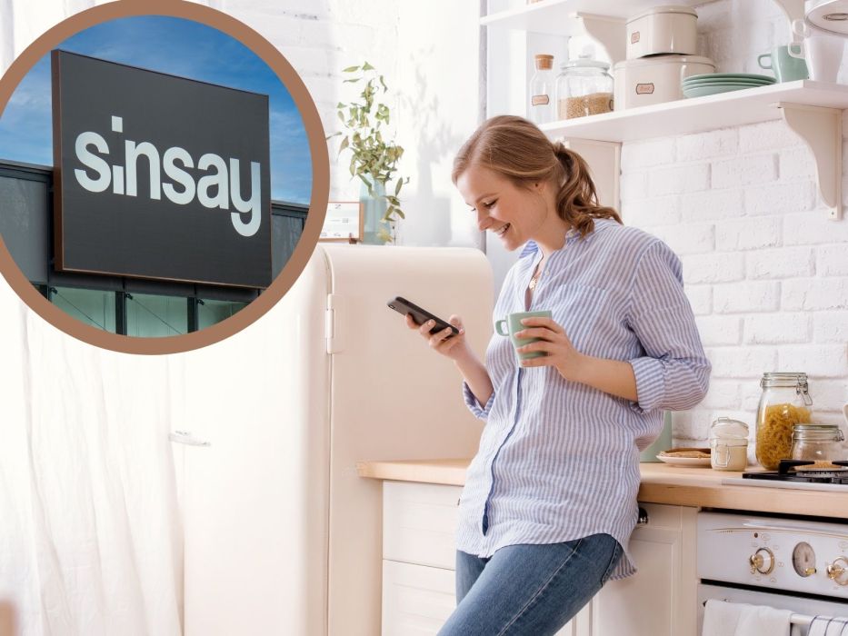 Kobieta w kuchni robiąca zakupy w Sinsay