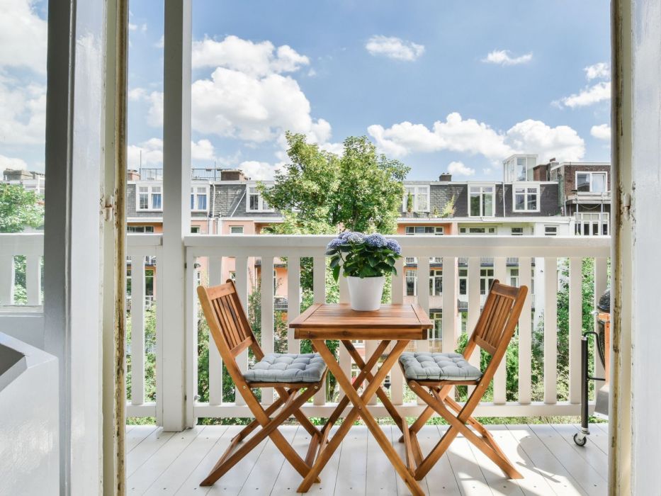 Pleciona ławeczka z Jysk jest idealna na mały balkon