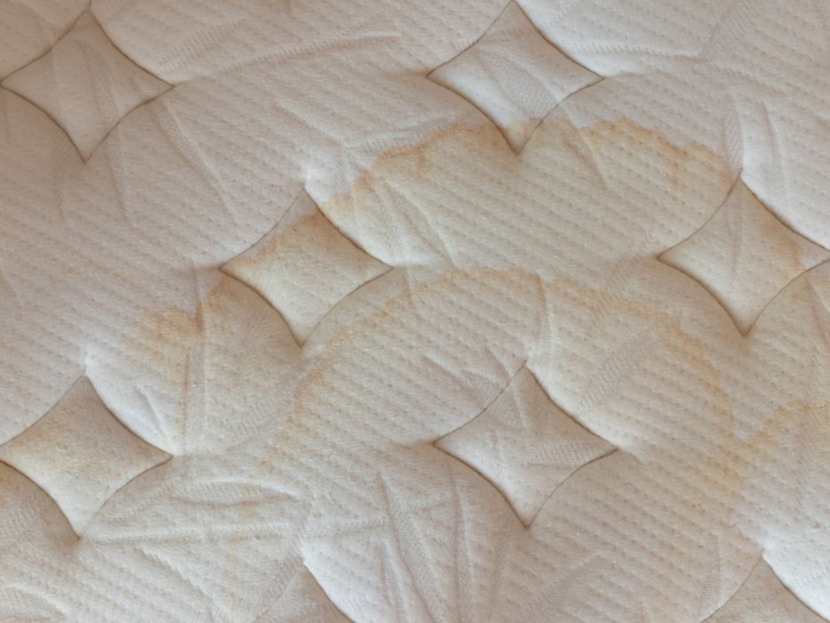 Żółte plamy na materacu