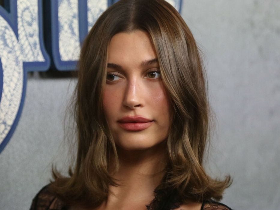 Buzia wygląda młodziutko róż z Rossmanna