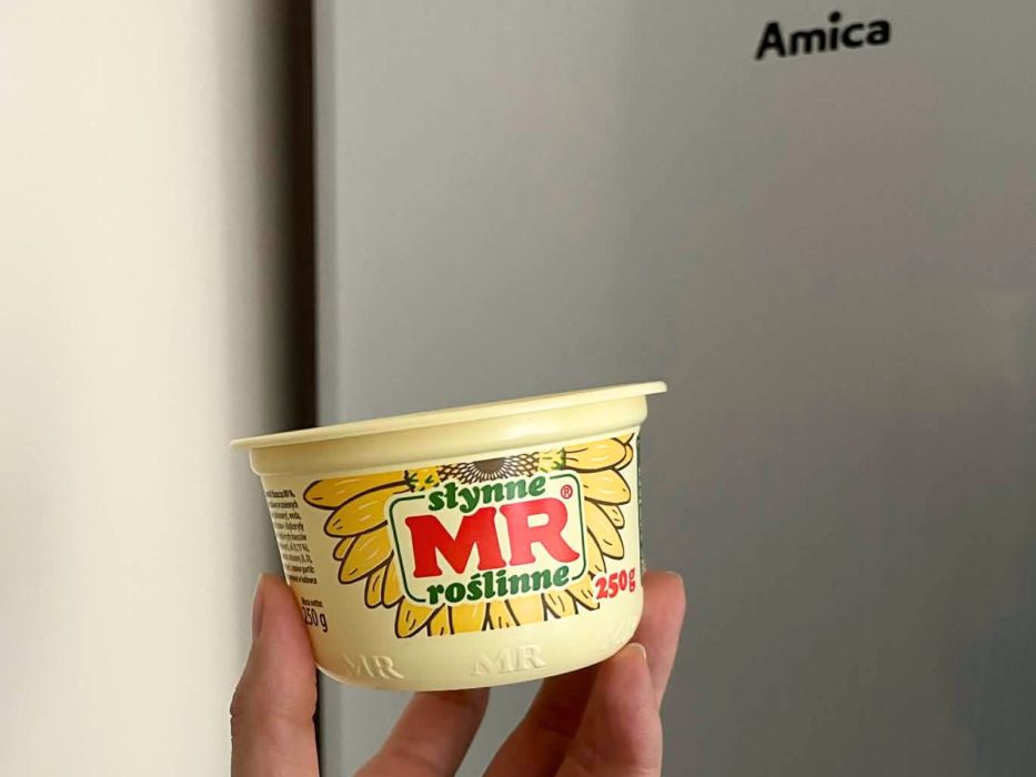 masło roślinne zapach w lodówce