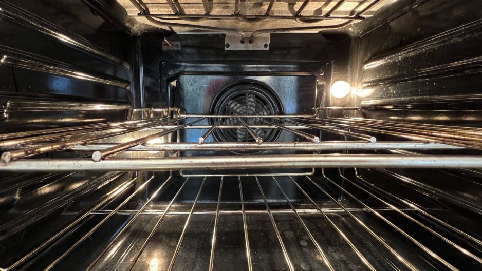 Brudny piekarnik czyszczenie