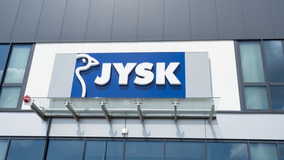 wysoka komoda do małej sypialni