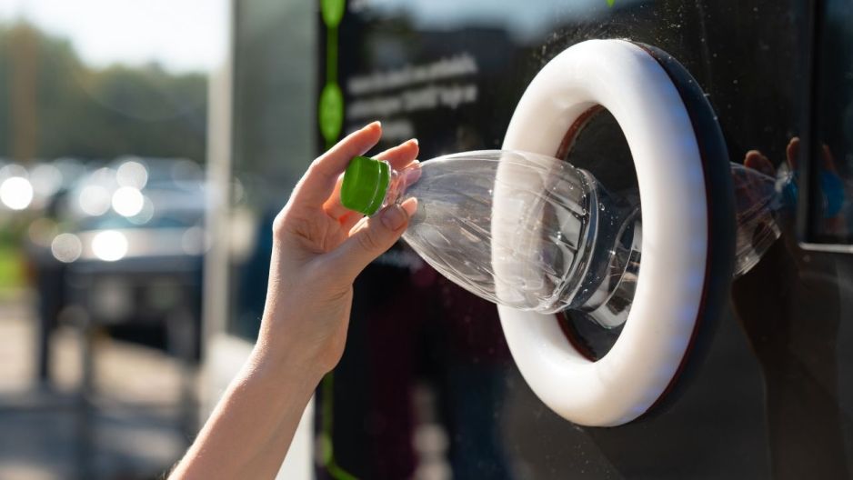 Oddawanie butelek do recyklomatu