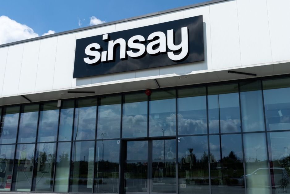 Ryflowany retro regał z Sinsay