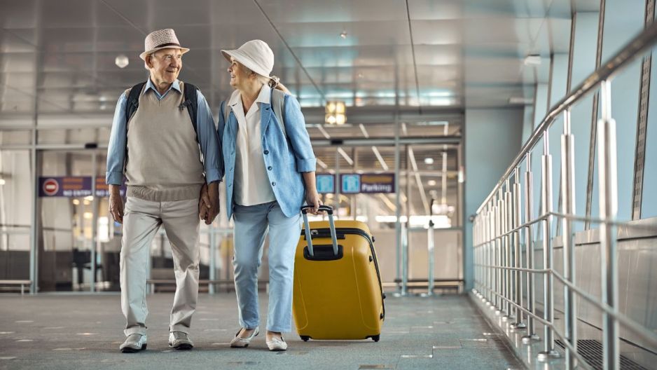 seniorzy z walizką