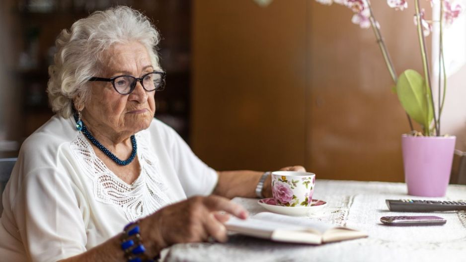 smutna seniorka