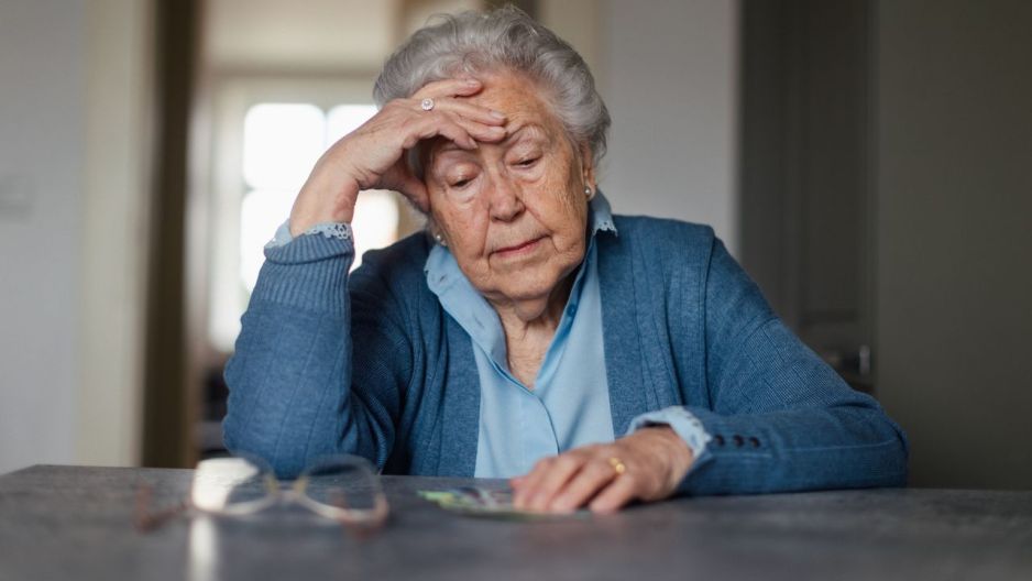 zmartwiona seniorka