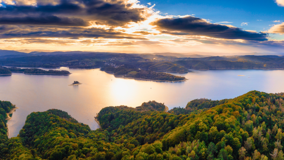 Klimat jak nad włoskim jeziorem w Alpach, a to Polska. Malowniczy brzeg jeziora, urokliwe zatoczki i górskie szczyty