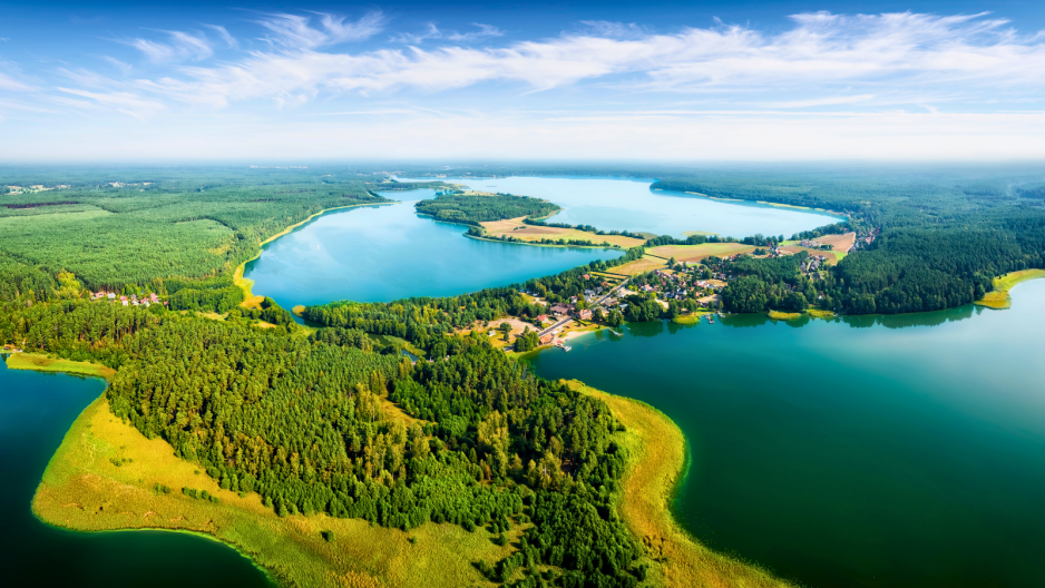 Nie Mazury, nie Solina. To jezioro ma 10 km długości, szerokie plaże, a parawany nie zasłaniają malowniczych widoków