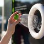 Oddawanie butelek do recyklomatu
